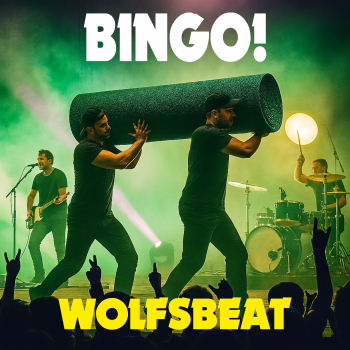 „Quadratisches Konzertbild mit vierköpfiger Band auf einer farbig beleuchteten Bühne. Zwei Personen tragen eine große Teppichrolle durch das Publikum, während Fans mit erhobenen Händen feiern. Oben steht ‚BINGO!‘ in weißer Schrift, unten ‚WOLFSBEAT‘ in ge